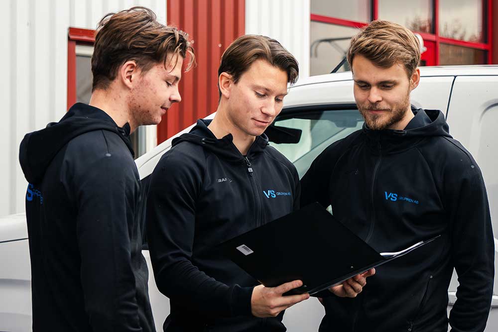 Axel och Rasmus skakar hand