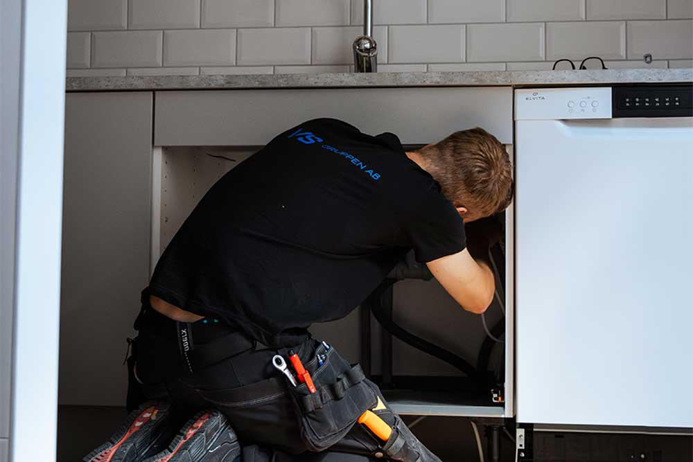 Ett kök med en diskmaskin som har reparerats